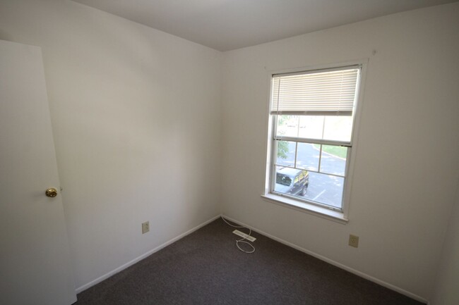 Building Photo - Freshly renovated 3 bedroom with bonus roo...