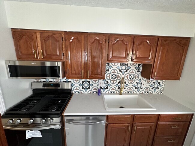 Building Photo - Brinwood Property APT A