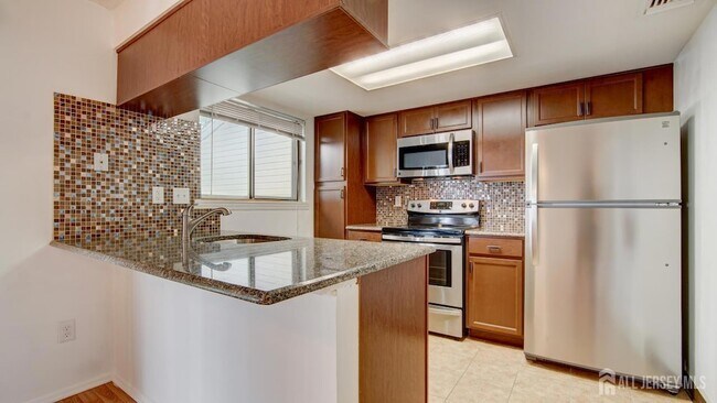 Building Photo - 94C Salix Plaza