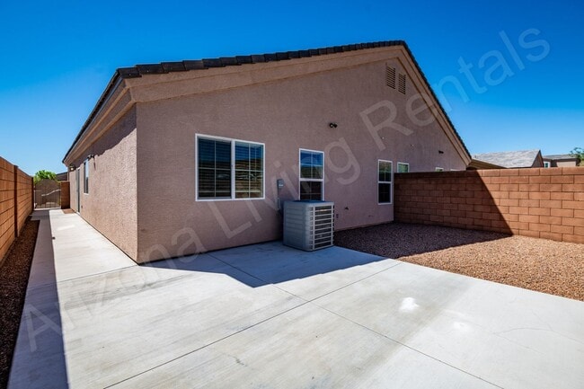 Building Photo - DON'T MISS THIS THREE BEDROOM TOWNHOUSE IN A PRIME LOCATION