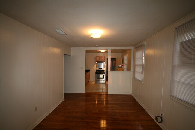 Building Photo - 2121 Rose Dr