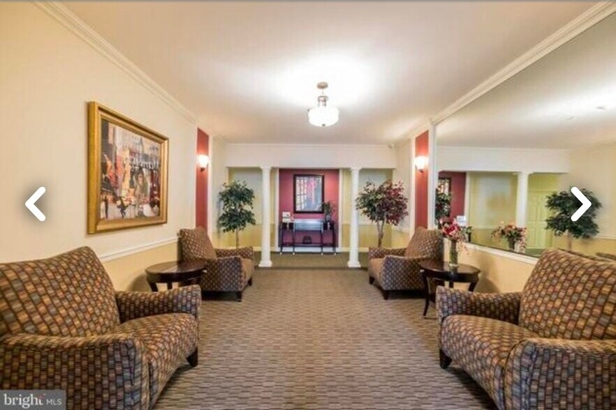 Building Photo - 200 W Elm St