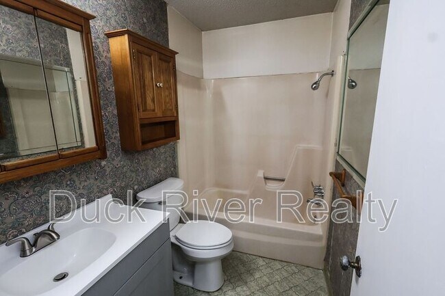 Building Photo - 2213 Country Club Ln