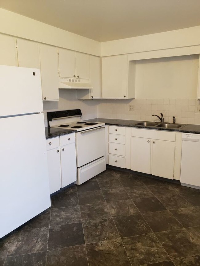 Building Photo - VIKING ARMS APARTMENTS