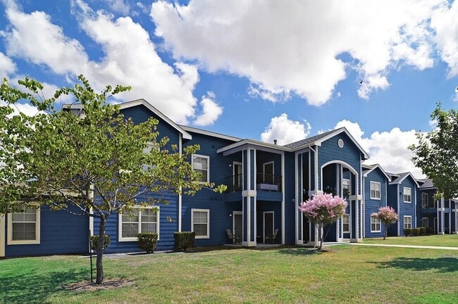 Building Photo - Champions Crossing