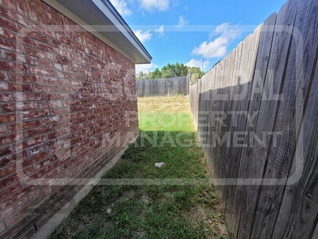Building Photo - 3710 Malibu Ln