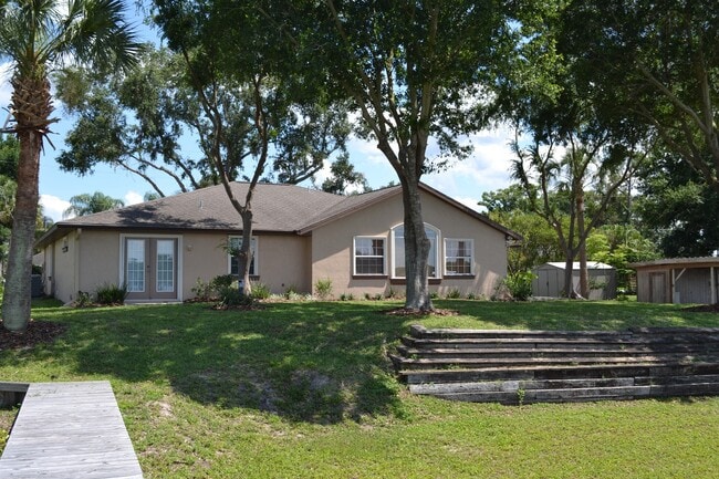 Building Photo - Lake Weir - Bird Island Rental - 5/3/2 Water Front Living at it's Best! ****