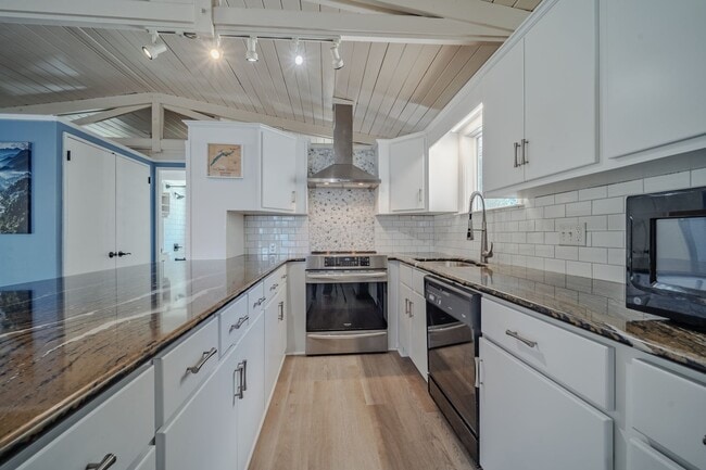Building Photo - Scenic Lakeview Rental located on Boatman'...