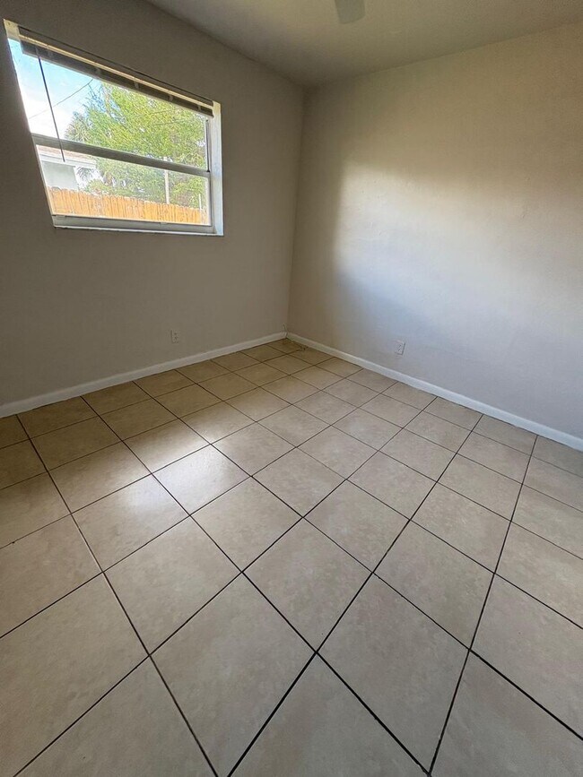 Building Photo - 900 NW