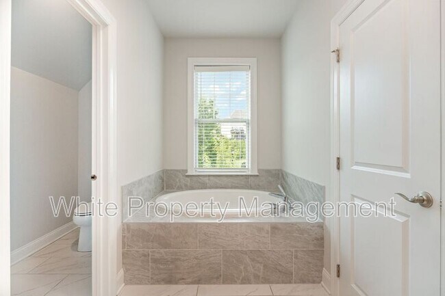 Building Photo - 209 Forsythia Ln
