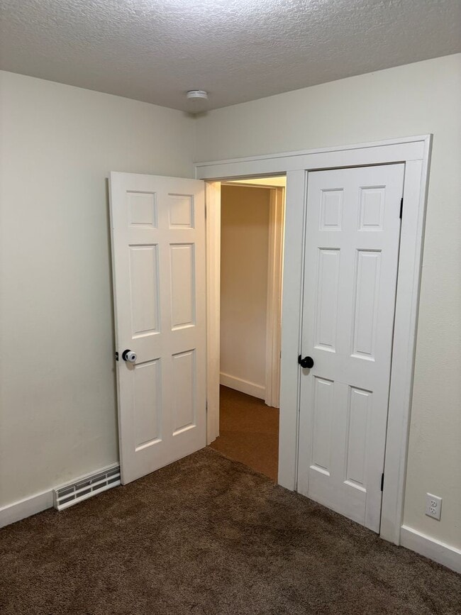 Building Photo - Cozy 3 Bed House in Waterloo, Iowa