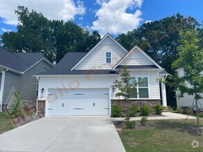Building Photo - Gorgeous 4 Bedroom House with 1st Floor Pr...
