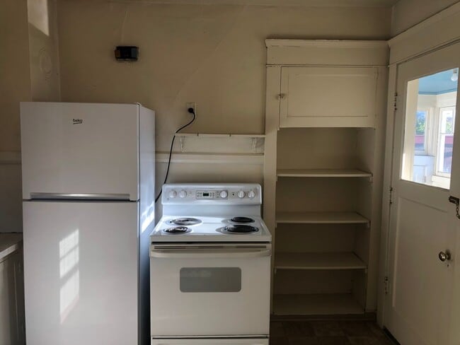 Building Photo - Vintage Campus House ~  3 bedrooms, 1.5 bath