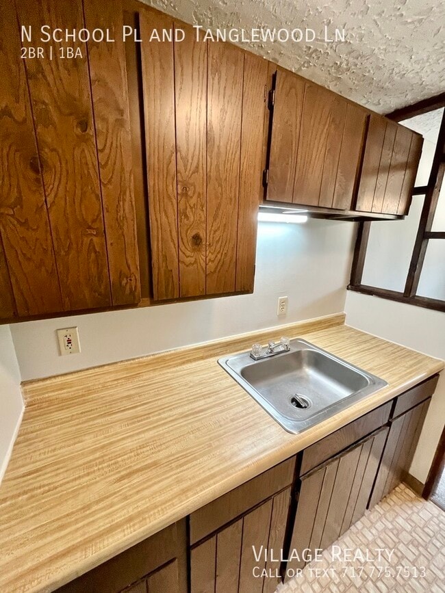 Building Photo - 305 N School Pl