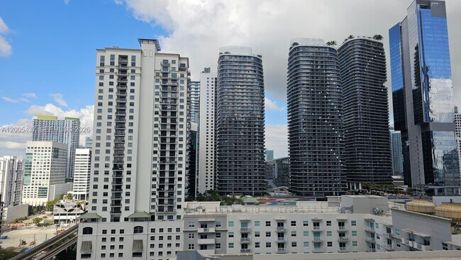 Building Photo - 1111 SW 1st Ave