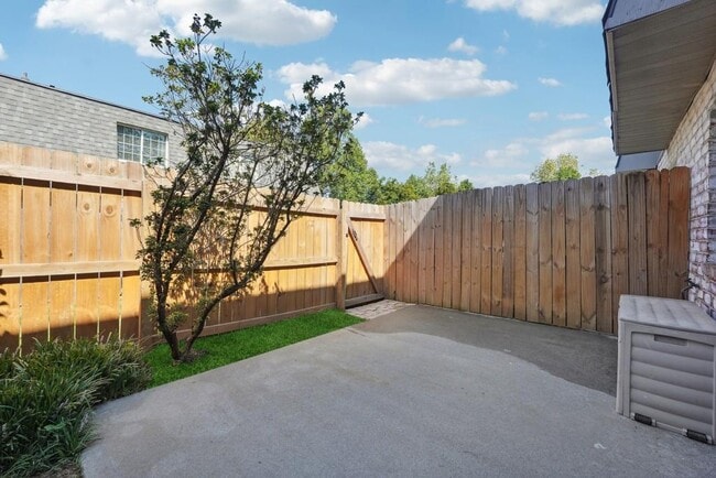 Building Photo - 104 Rondak Cir SE