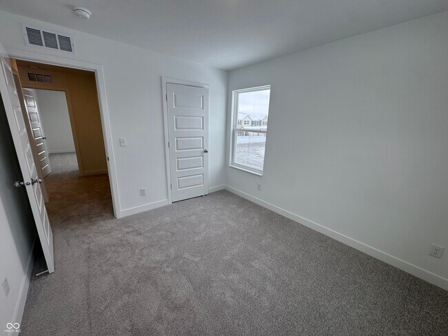 Building Photo - 2945 Grand Rdg Dr