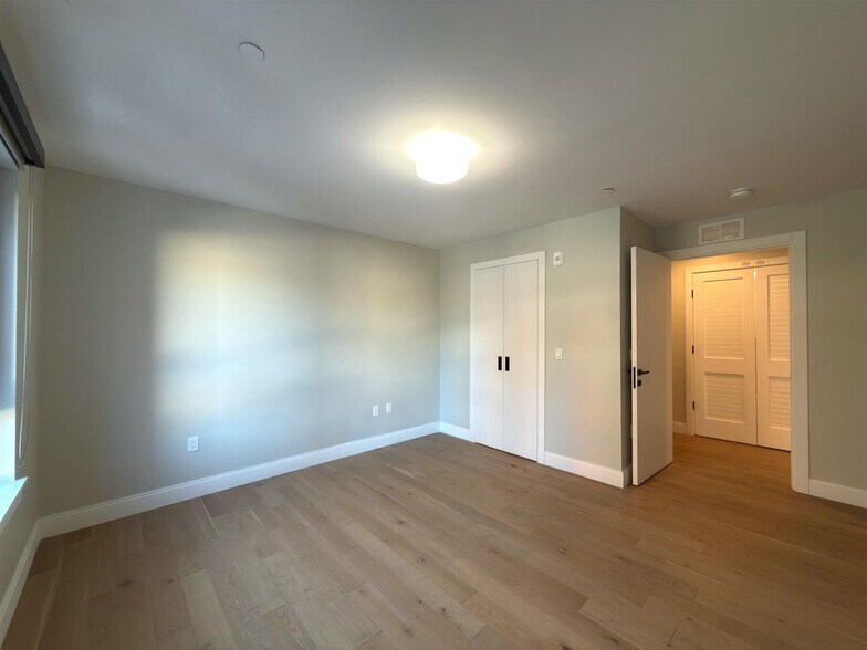 Building Photo - 15 Central St