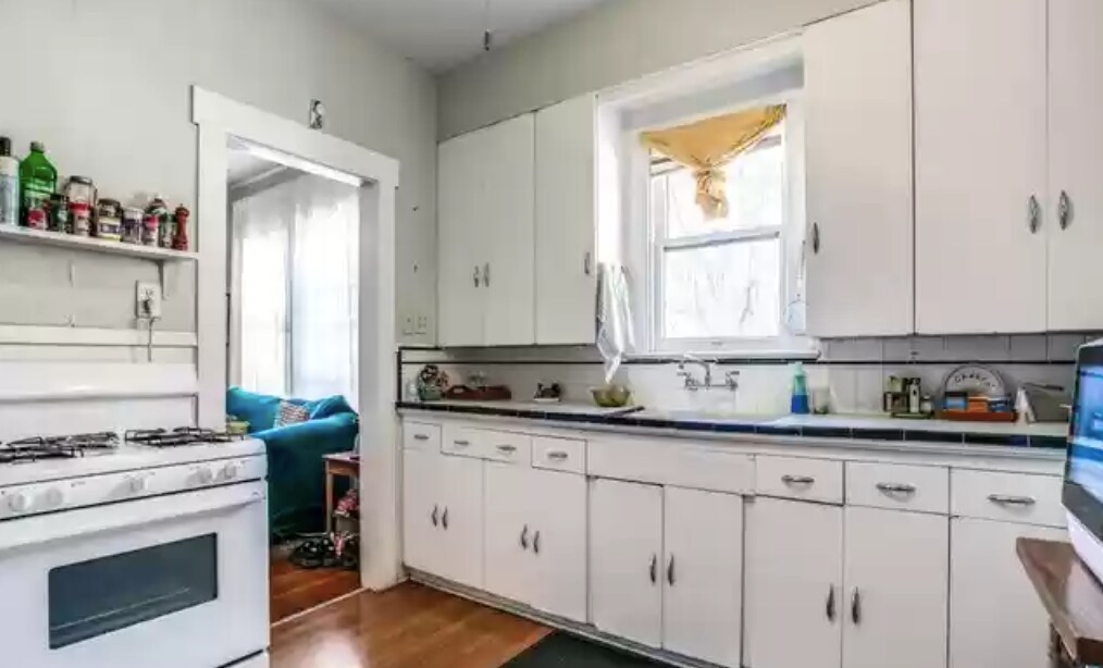 Building Photo - 719 W French Plz