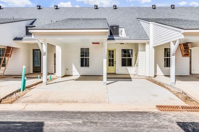 Building Photo - Brand New Upscale Single Story Townhome with private office