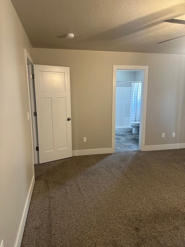 Building Photo - Amazing 3 bed, 2.5 bath with 2 car garage townhome!