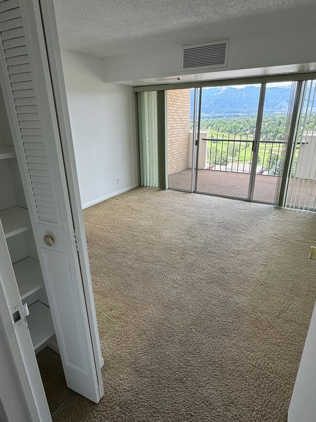 Building Photo - 411 Lakewood Cir