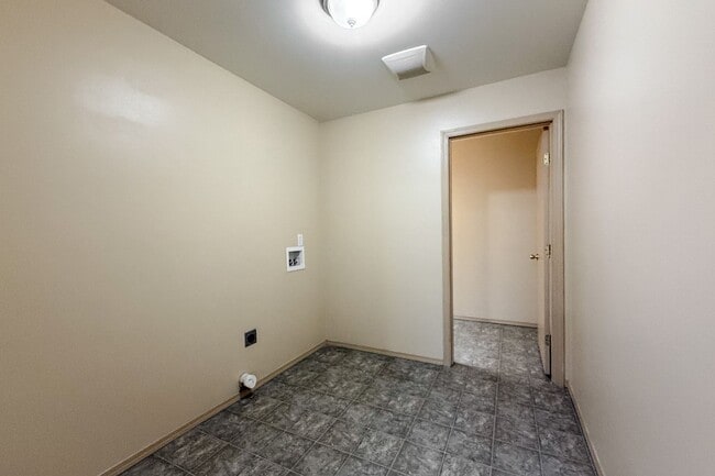 Building Photo - South Richland 4-Bedroom Home With Large Backyard