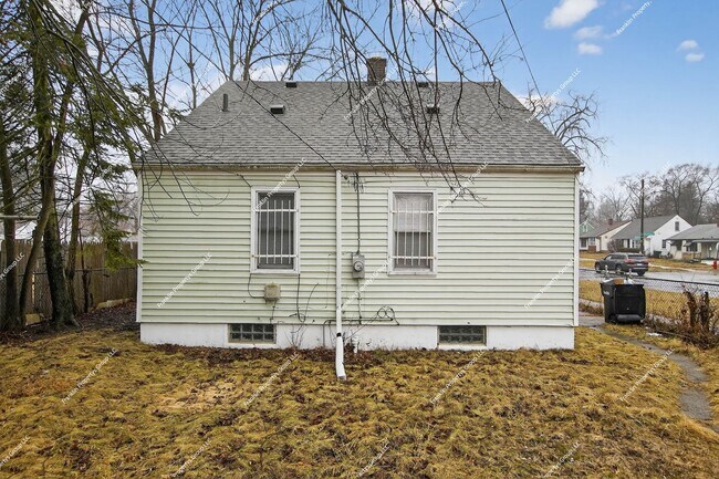 Building Photo - Charming Recently Renovated 3-Bedroom Bungalow in Detroit!