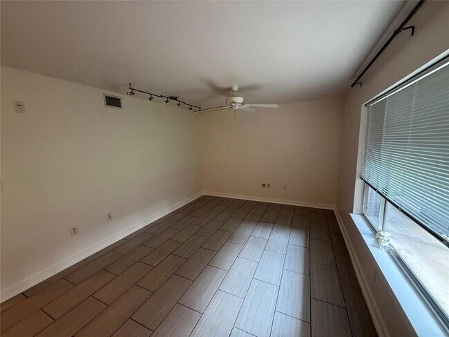 Building Photo - 2200 Dickson Dr