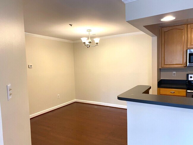 Building Photo - 3313 Sir Thomas Dr