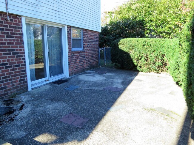 Building Photo - Spectacular Westbury Split!!