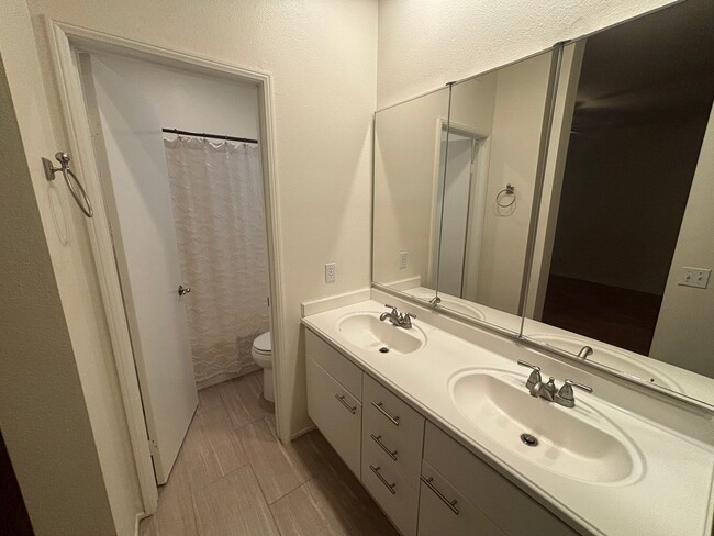 Building Photo - Charming 2-Bedroom Townhome in Valencia wi...