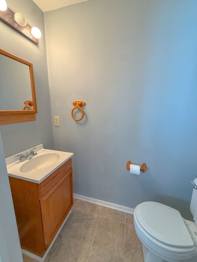 Building Photo - Move-In Ready North Raleigh Townhome Near I-440 & I-540