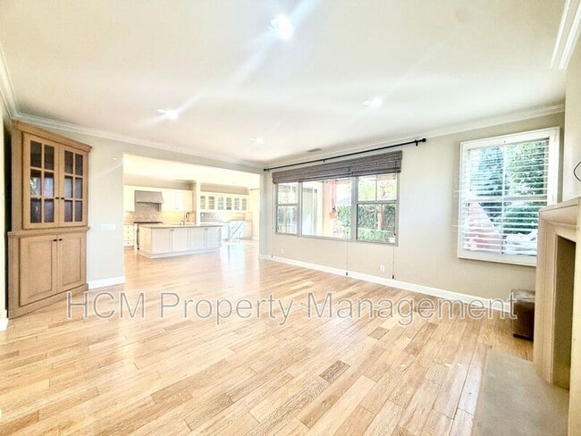 Building Photo - 52 Honeyrose