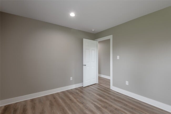 Building Photo - 250 Shady Oaks