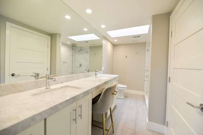Building Photo - Fully Remodeled unit in the beautiful gate...