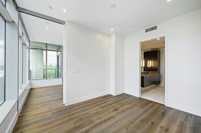 Building Photo - 501 West Ave