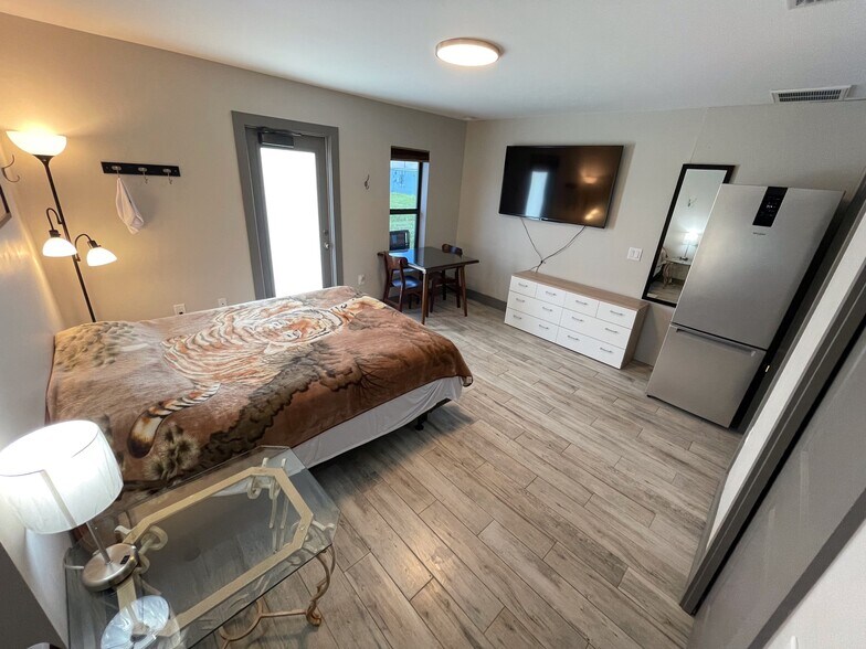 Building Photo - 2116 NE 8th Pl