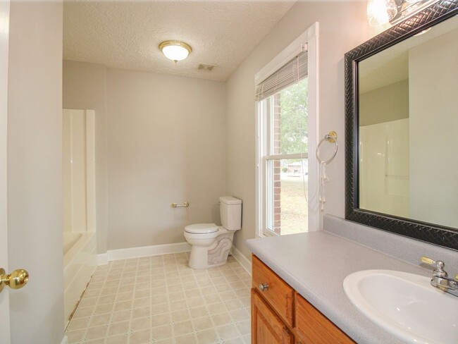 Building Photo - Spacious home!