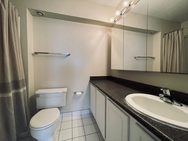 Building Photo - 10 E Ontario St