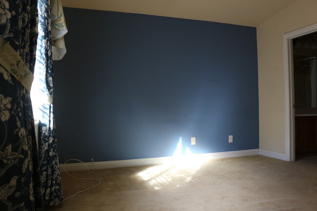 Building Photo - SHOWINGS AVAILABLE NOW