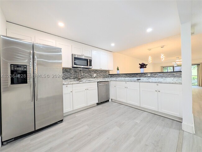 Building Photo - 310 Lakeview Dr