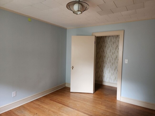 Building Photo - 571 Lovers Ln