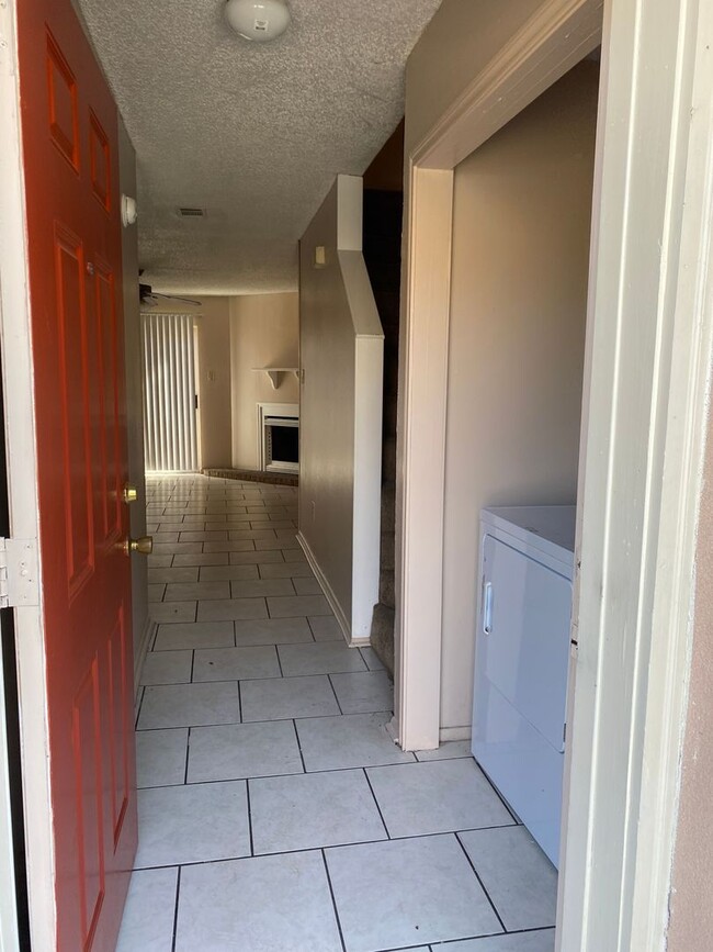 Building Photo - 2 bedroom 2 bath town home in a gated comm...