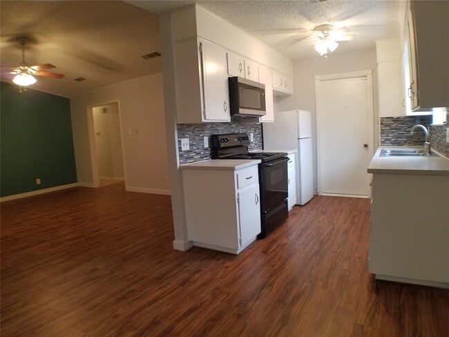 Building Photo - 1806 Stardust St