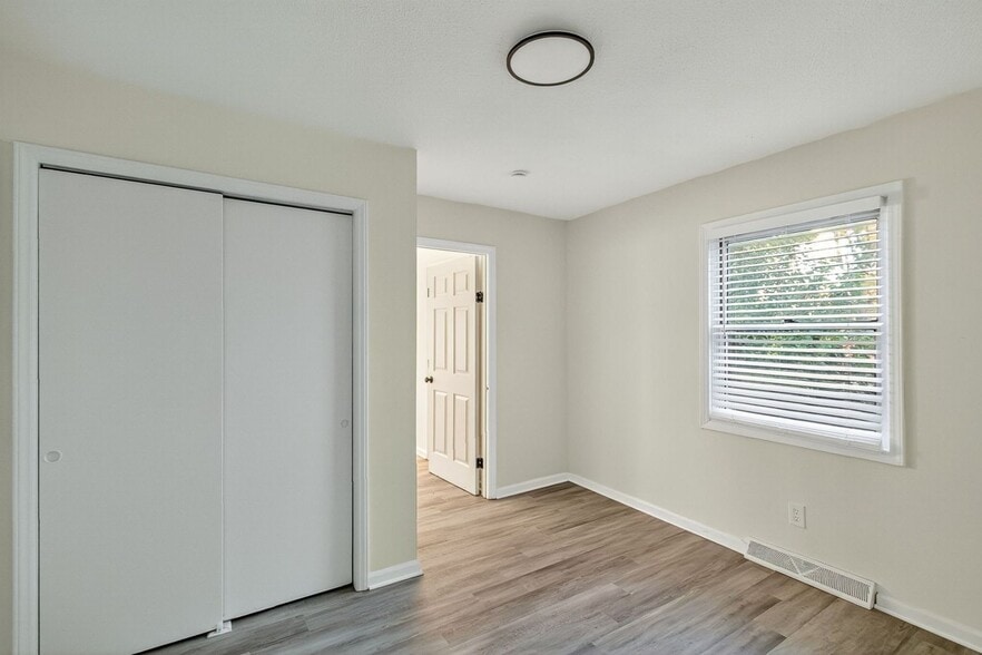 Building Photo - 323 S Columbia St