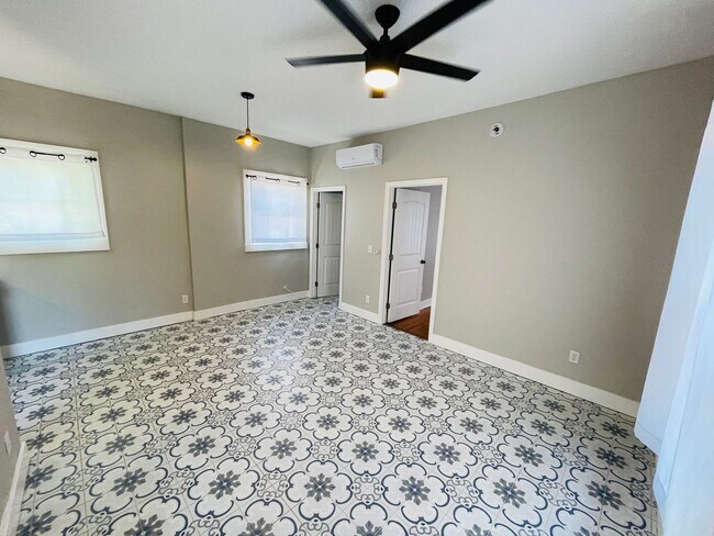 Building Photo - COMING SOON! 1 Bed / 1 Bath Cottage in U of A Neighborhood!