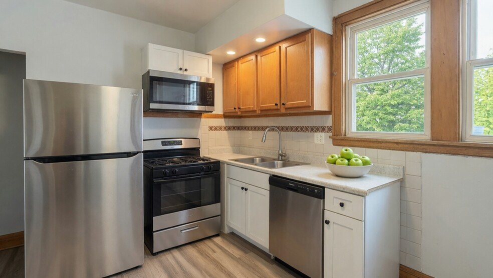 Building Photo - 3214 N Linder Ave