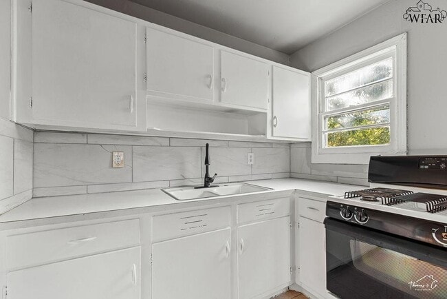 Building Photo - 1613 Hawes Ave