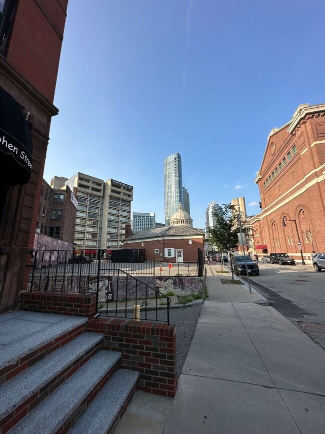 Building Photo - Stunning 2-bedroom, 1-bathroom apartment i...